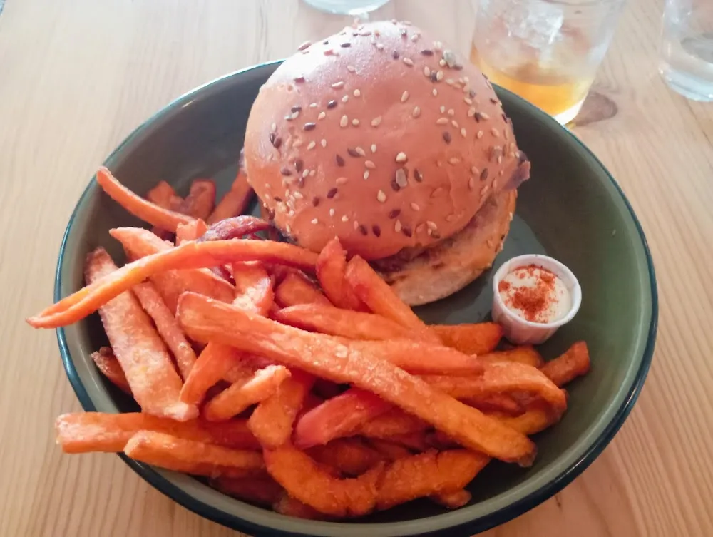 Burger Moa Avec Frites de Patates Douces